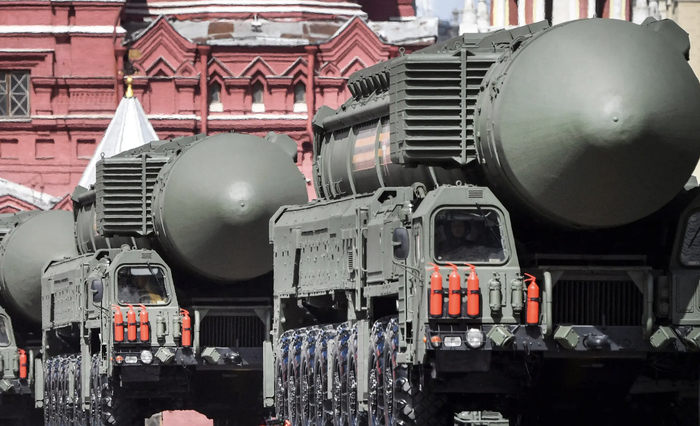 ▲俄罗斯在2022年展出的洲际导弹发射装置，其一般搭载“战略核弹头”