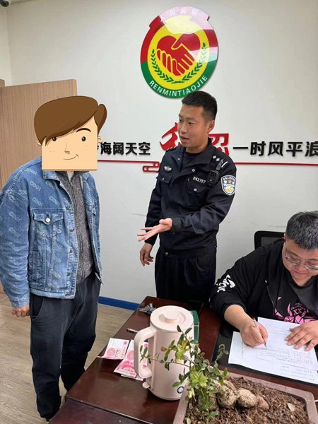 图说：民警引导双方换位思考，最终解开了双方心结，达成和解 闵行公安供图