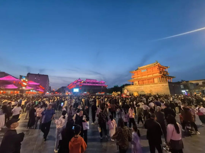 ↑户外大型情景剧《瓷都赋》演出现场。王润恒摄