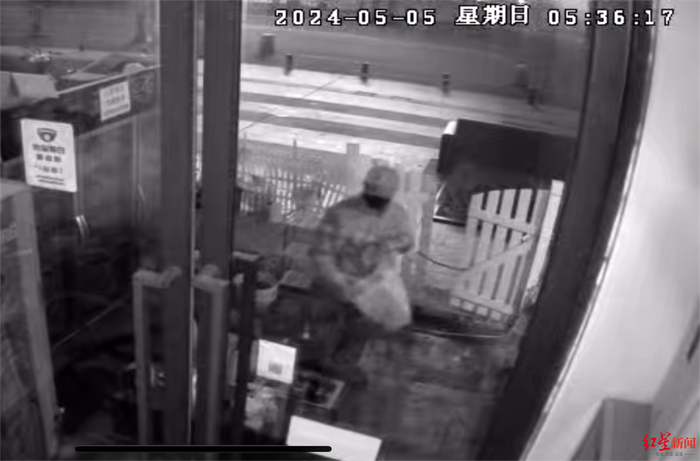 ▲装作业和电话手表的袋子被人“顺”走 视频截图