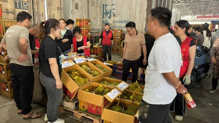 在海吉星农产品国际物流中心，消费者正在选购榴莲。新华社记者雷嘉兴 摄
