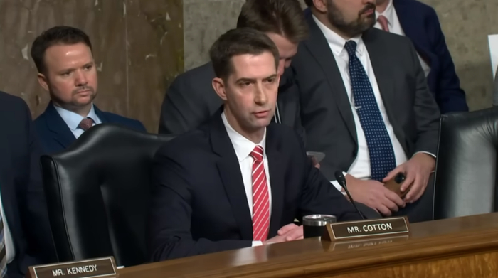 当地时间1月31日，汤姆·科顿无脑逼问周受资至少6次国籍问题 视频截图