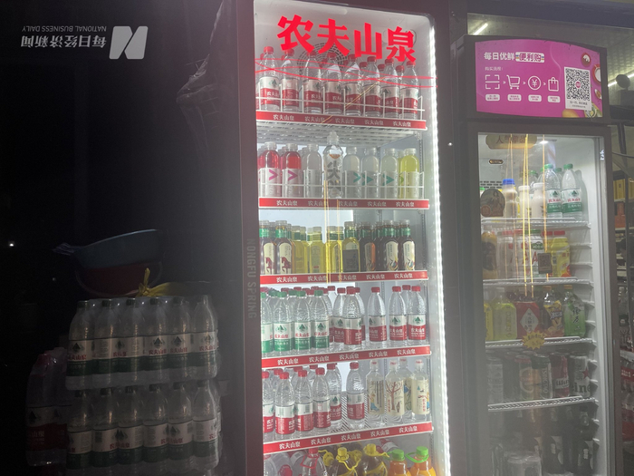 农夫山泉的绿瓶装纯净水（货架从上至下第四排） 图片来源：每经记者 叶晓丹 摄