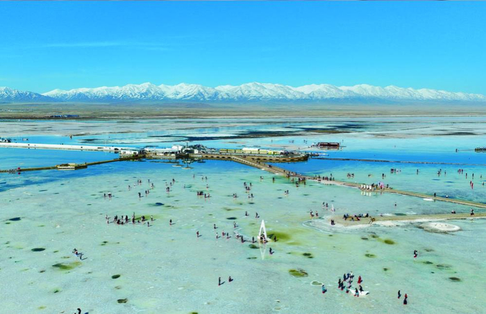 茶卡盐湖游人如织。张锦帆 摄