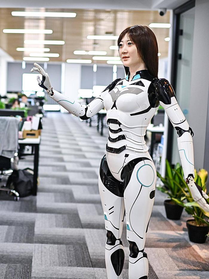 仿人形机器人“小丽”能跳舞和打太极，目前这款机器人已量产。（湖北日报全媒记者 朱熙勇 摄）