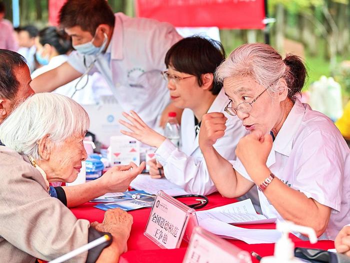 武汉120余位专家到公园义诊，优质医疗资源离老百姓越来越近。（湖北日报全媒记者 朱熙勇 摄）