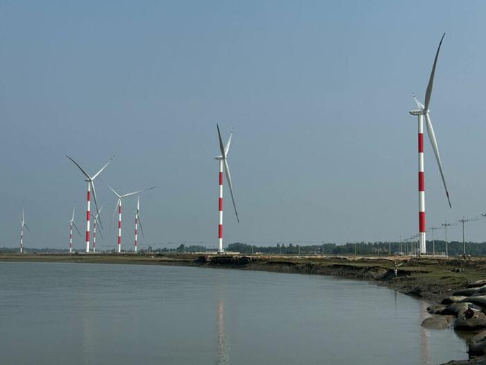 科巴风电场的风机分布在河两岸，在清晨或落日余晖中风机都成为当地一道亮丽的风景