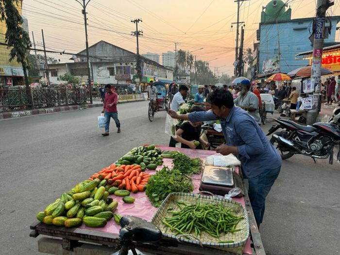 孟加拉国当地的菜市场，中国人常吃的主要蔬菜都能买到