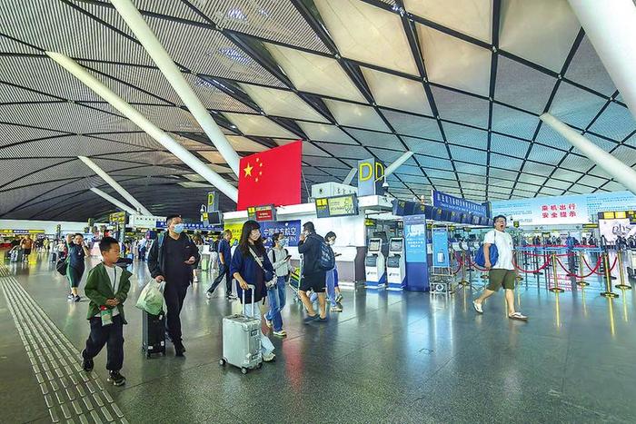     ▲5月5日，在南宁吴圩国际机场T2航站楼值机大厅里，旅客正在进站、值机 本报记者黄维业 摄