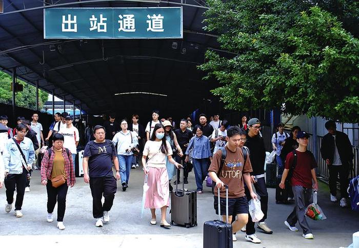     ▲5月5日，旅客有序从南宁站出站    本报记者宋延康 摄