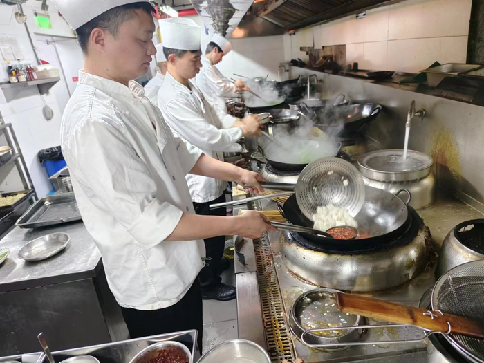 烹饪麻婆豆腐。劳动报记者陆燕婷 摄影