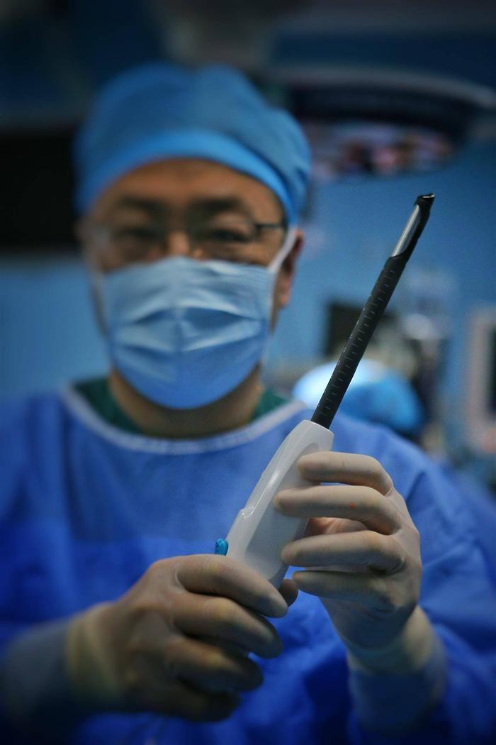 同济医院魏翔教授自主研发全球首创针对肥厚性梗阻性心肌病的心肌旋切器械和手术。（湖北日报资料图）