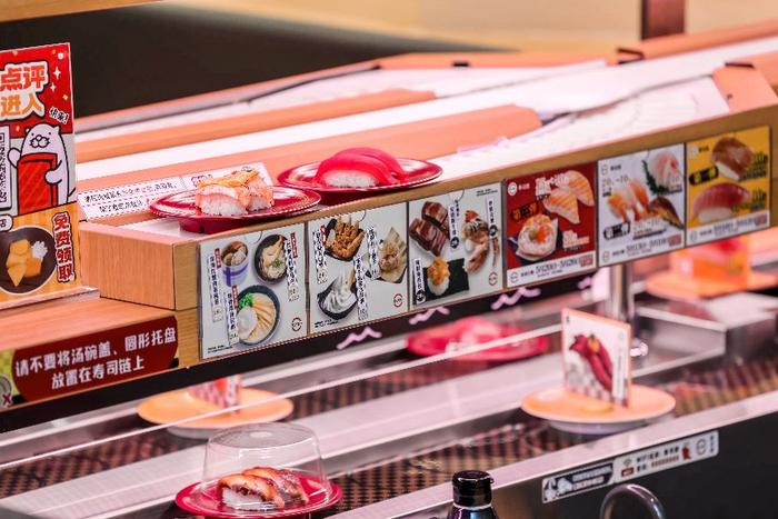 寿司郎创新使用双层传送带为顾客提供餐品