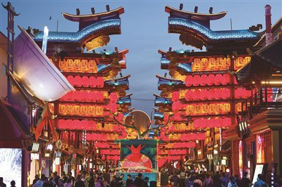 　　图②：5 月 5 日，游客在新疆乌鲁木齐市水磨沟区天山明月城游玩。 新华社记者 胡虎虎 摄