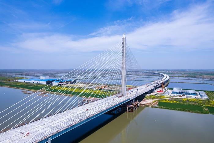   建设中的合周高速寿颍段淮河特大桥项目。（受访者供图）