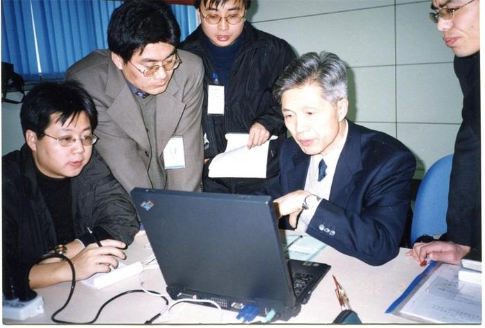 2002年指导研究生（屈治国左起第3人）