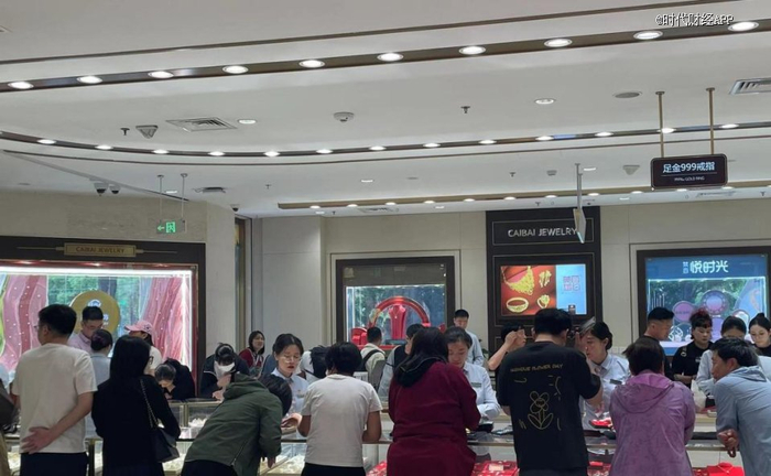 菜百金饰销售专区 时代周报记者/摄