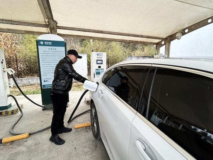   在黄浮高速齐云山服务区，车主正在给新能源汽车充电。新华社记者 吴慧珺 摄