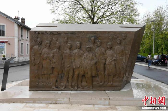 大型雕塑《百年丰碑》矗立在法国蒙达尔纪火车站前的邓小平广场，以纪念留法勤工俭学运动100周年。李洋 摄