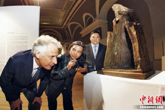 法国前总理德维尔潘(左)观看吴为山的作品《老子》。王宝胜 摄