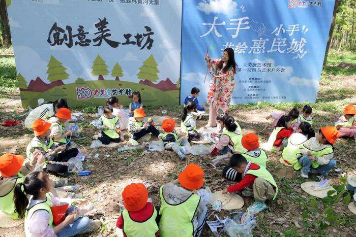 　　5月1日，在山东省滨州市惠民县石庙镇森林公园，孩子们在老师带领下制作创意手工作品。新华社记者范长国　摄