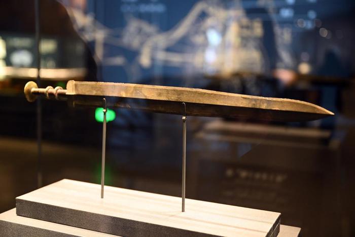   安徽楚文化博物馆展出的越王者旨于赐剑。新华社记者 周牧 摄