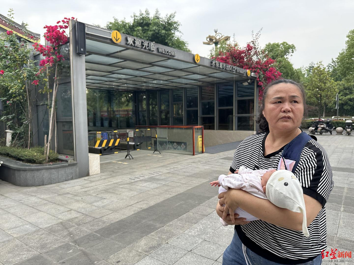 ▲曹小英站在涉事扶梯旁