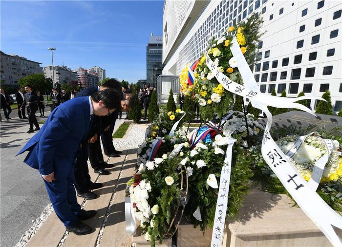 在塞尔维亚贝尔格莱德，中资企业代表向中国驻南斯拉夫联盟大使馆旧址前的烈士纪念碑鞠躬。新华社记者 任鹏飞 摄
