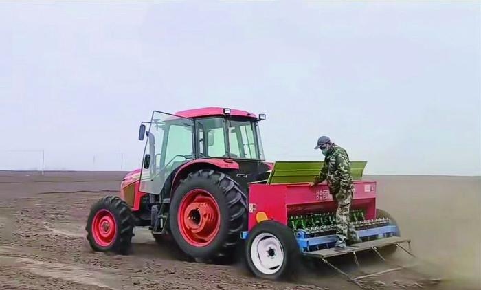 无人驾驶农机在地里实现“慧”种地。受访者供图