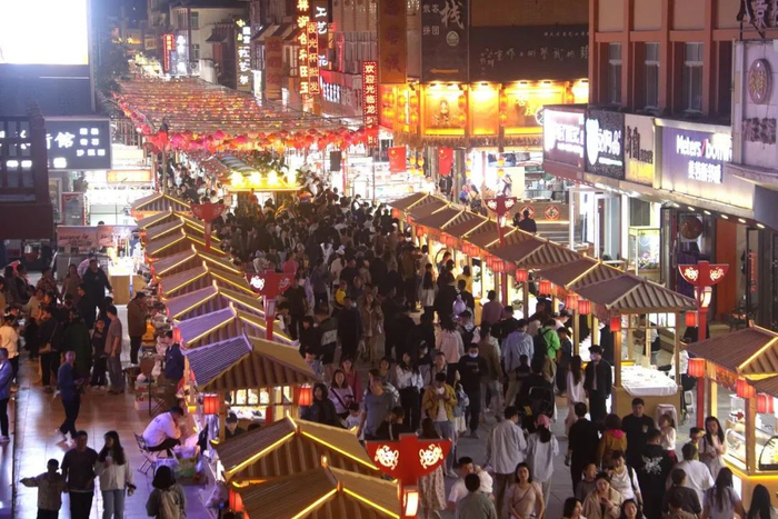 5月3日晚，游客在甘肃省敦煌市游览夜市。新华社发（张晓亮摄）