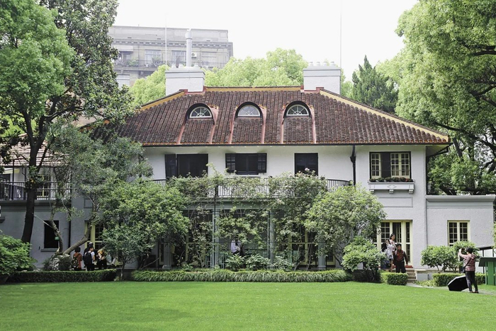 左图：武康路210号“罗密欧阳台”。