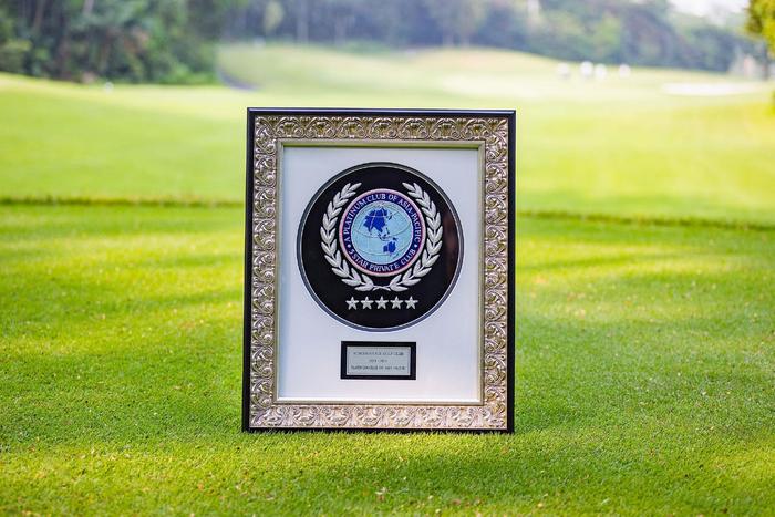隐秀高尔夫俱乐部“世界白金俱乐部2024-2025年亚太地区前50强”奖牌