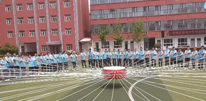 复兴中学组织毕业年级学子开展减压拓展训练