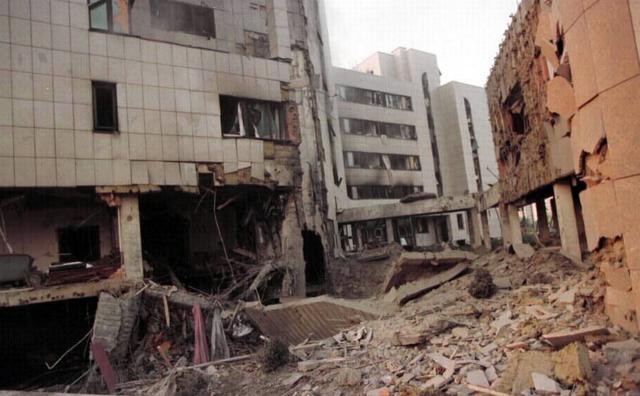 图为大使馆在爆炸中严重被毁的一侧建筑。新华社记者 黄文 摄
