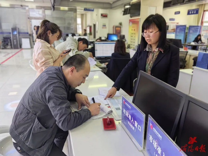 群众在泾阳县政务服务大厅办理事务。咸阳日报全媒体记者 刘计划 摄