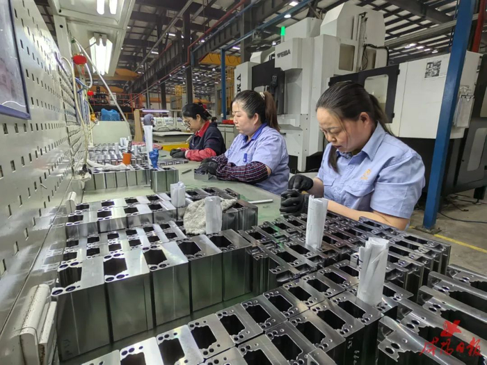 工人在陕西瀚越装备制造有限公司赶制订单。咸阳日报全媒体记者 刘计划 摄