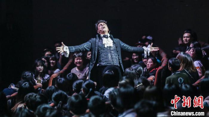 2019年，法语音乐剧《摇滚莫扎特》在中国巡演，洛朗·班(Laurent　Bàn)在剧中饰演萨列里。汤亮 摄