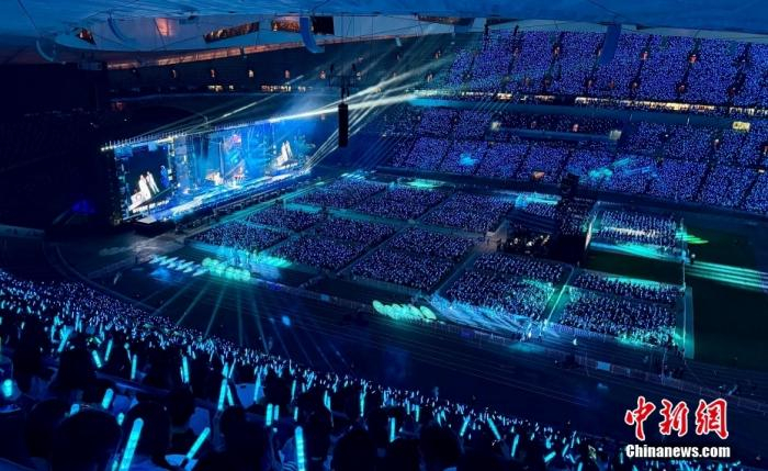 图为凤凰传奇北京演唱会现场。中新社记者 易海菲 摄