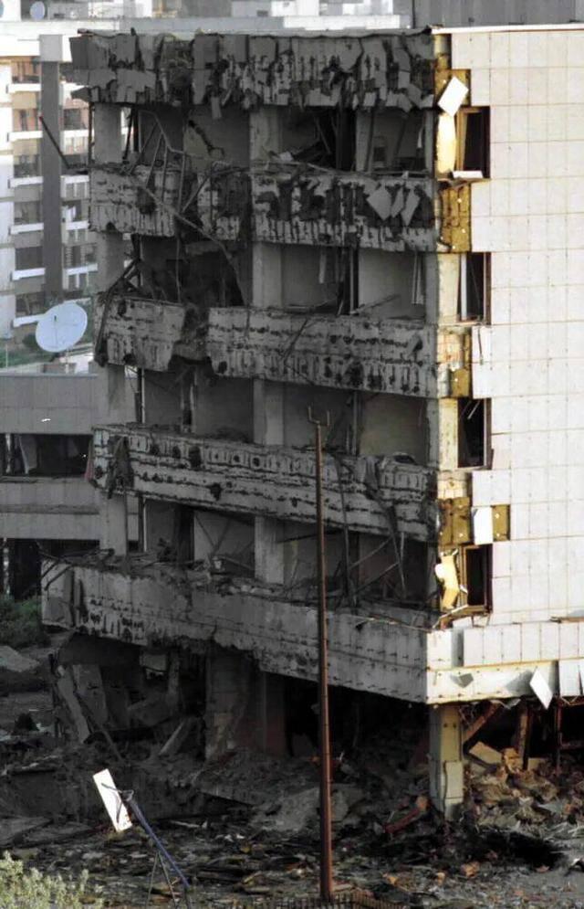 图为使馆建筑一侧墙壁被导弹全部掀掉。新华社记者 黄文 摄