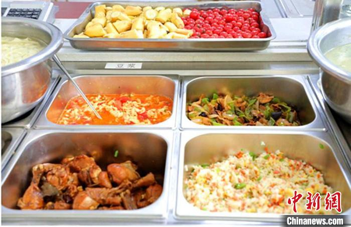 营养丰富的饭菜。史玉江 摄