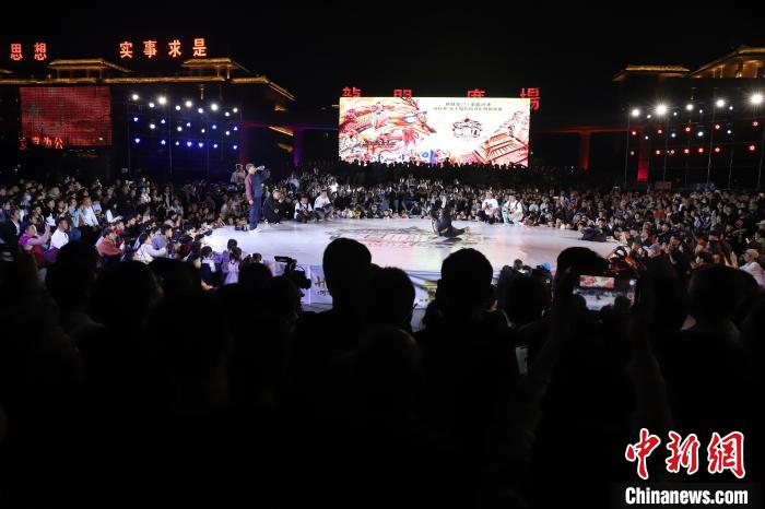  第十届影响力街舞巅峰赛在河津市龙门广场再燃战火。　　河津市融媒体中心供图