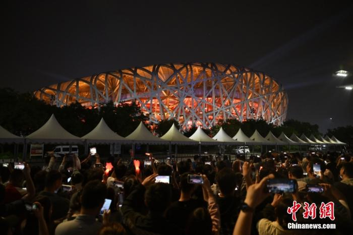 5月4日，观众在凤凰传奇演唱会场外合唱。中新社记者 赵文宇 摄