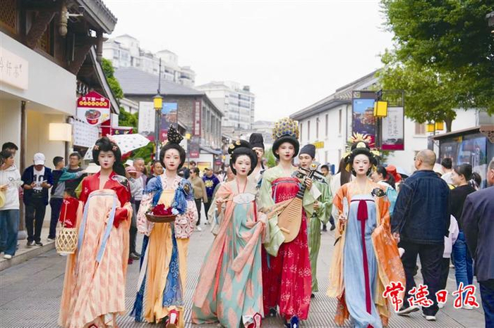 身着古装的游客成为常德河街的一道风景线  常德日报通讯员 程杰 摄