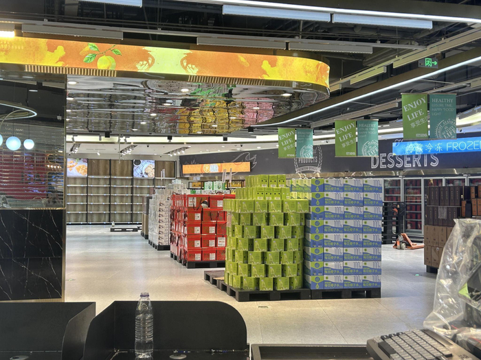 超市内部分商品已上架。