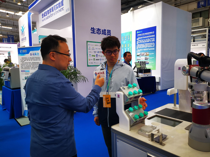     品格智造生命科学研发有限公司项目经理陆日繁向《证券日报》记者介绍产品功能