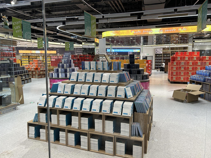 超市内的商品还未标价。