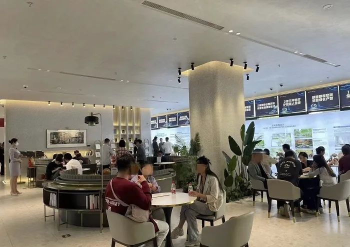 五一期间中海富华里售楼处。图片来自官微