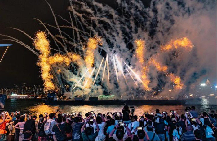 海上烟花表演 图源香港旅游发展局