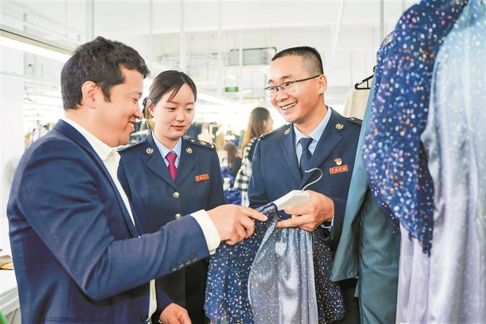     税务人员上门为企业提供服务。