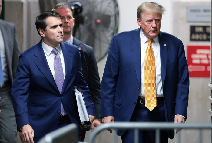 ▲特朗普和律师出庭